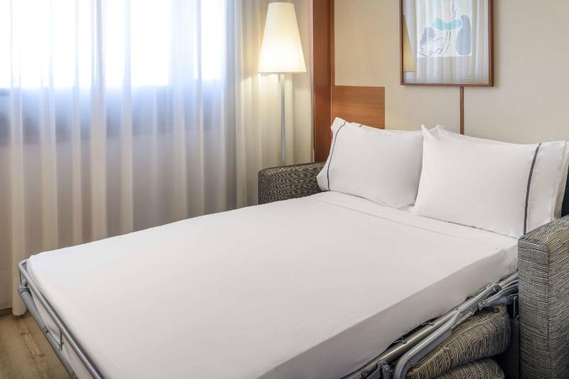 Superior King Room with Sofa Bed image 2