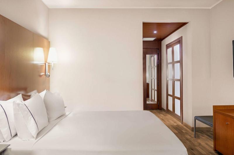 Superior King Room with Sofa Bed image 3