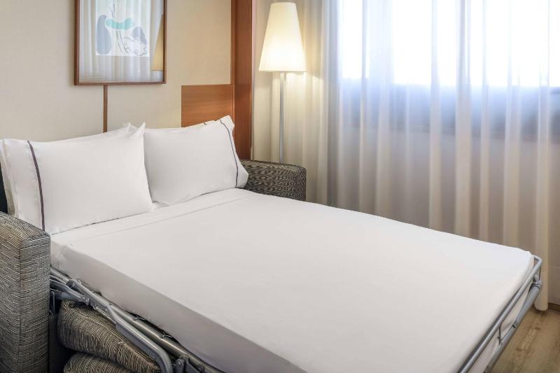 Superior King Room with Sofa Bed image 4