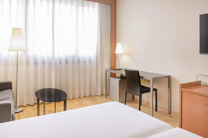 Standard Twin Room image 3