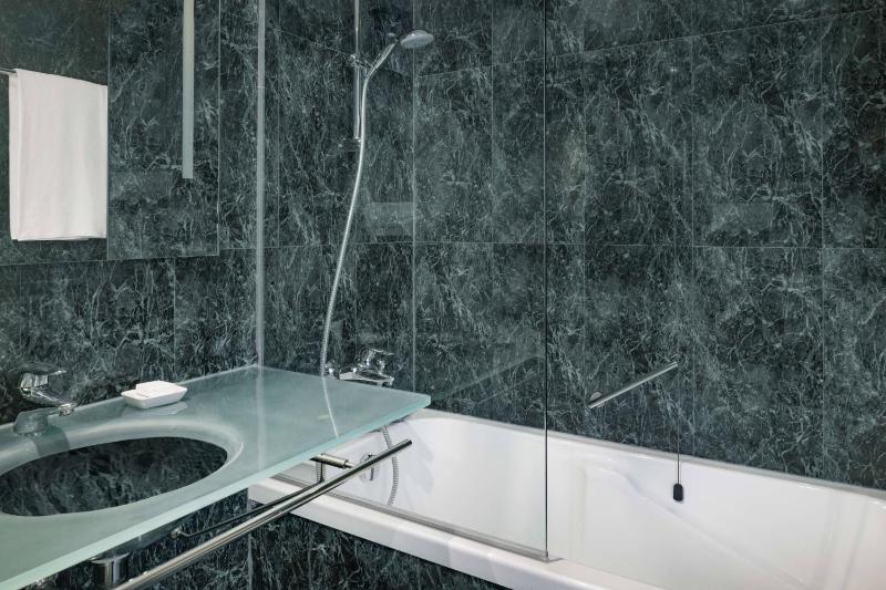 Standard King Room image 4