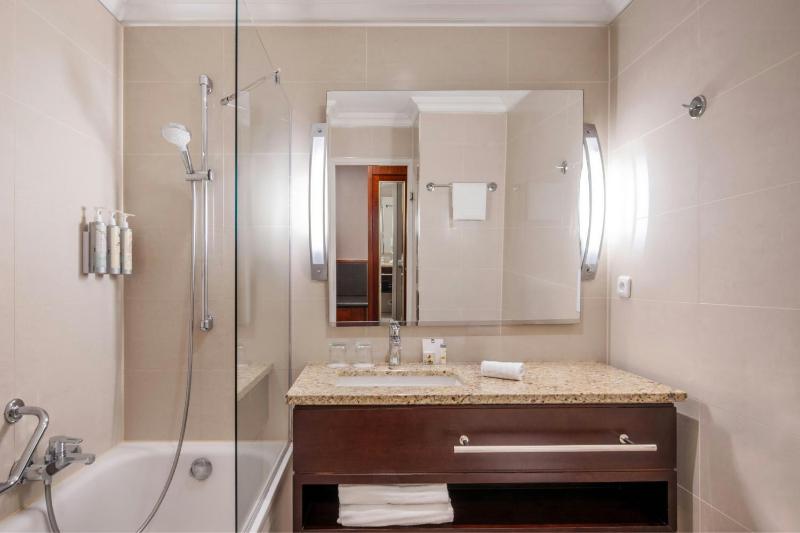 Deluxe Room, Guest room, 1 Queen image 4