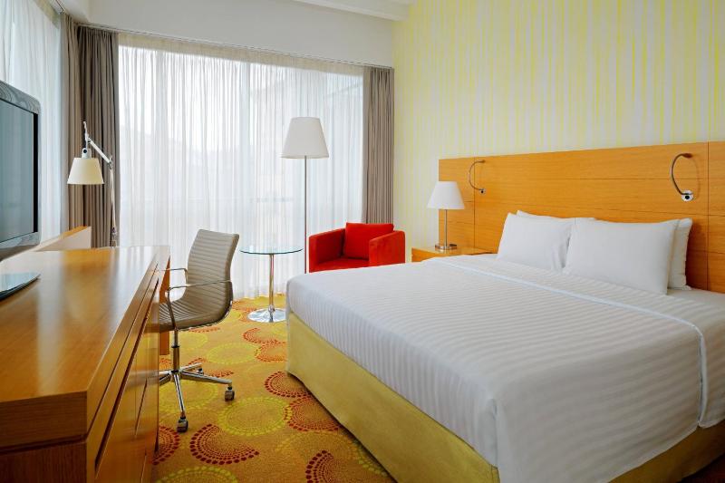 Superior King Room with Balcony image 1