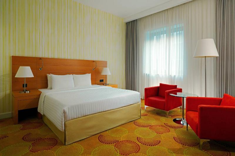 Deluxe Grand Room, Larger Guest room, 1 King image 1