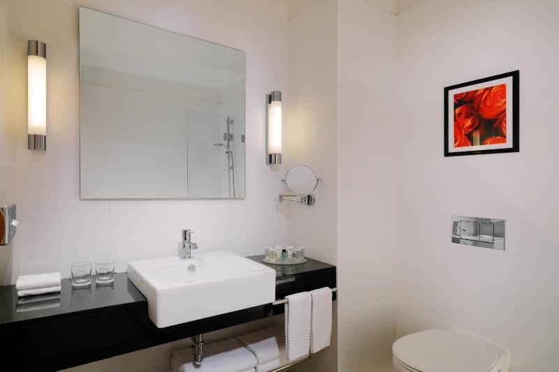 Deluxe Room, Guest room, 1 King image 4