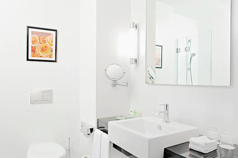 Deluxe Grand Room, Larger Guest room, 1 King image 2