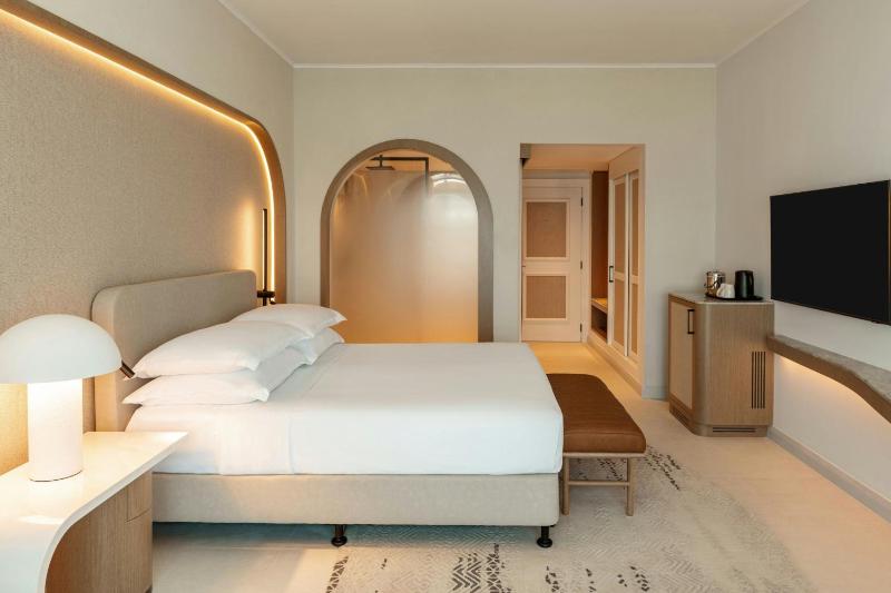 Deluxe King Room - Sea View, Private beach Access image 4