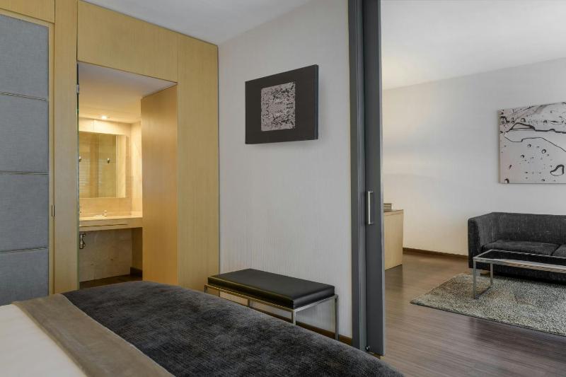 One-Bedroom Junior King Suite with Street View image 3