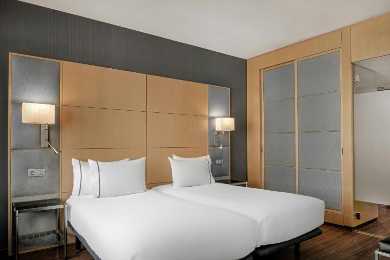 Standard Twin Room with Street View image 3