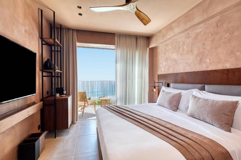 Sapphire Retreat, Guest room, 1 King, Sea view, Balcony      image 4