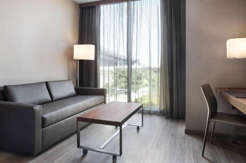 King Room with Sofa Bed and City View - Hearing Accessible image 1