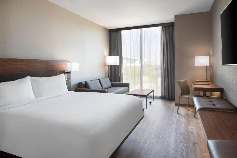 Guest Room with King Bed -  City View image 1