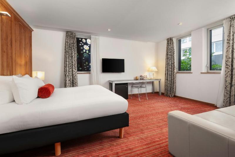 Privilege Queen Room image 3