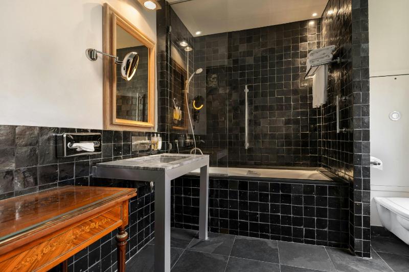 Executive Queen Room image 3