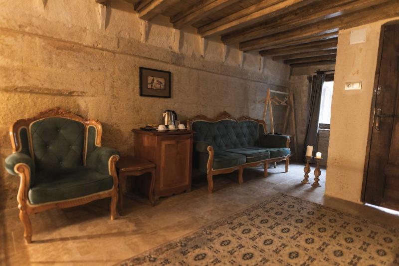 Standard Cave Room image 4