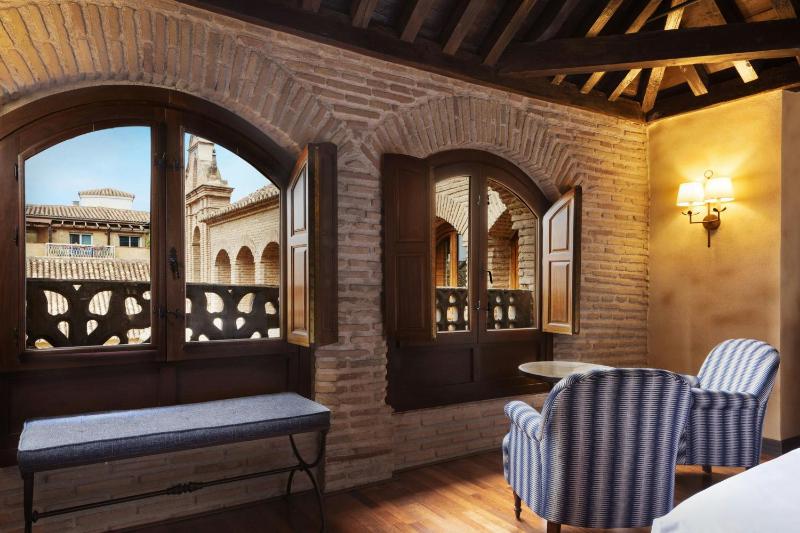 Superior King Room image 3