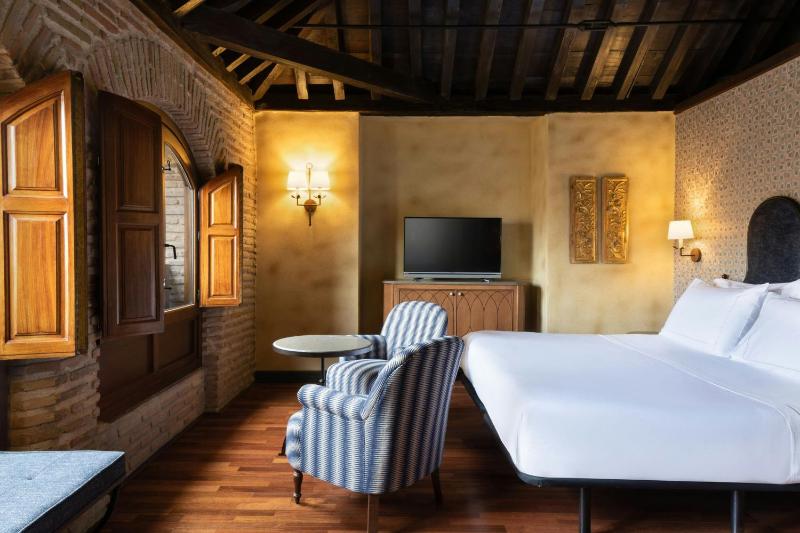 Superior King Room image 4