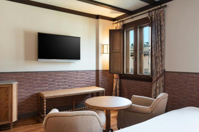 Standard King Room image 3