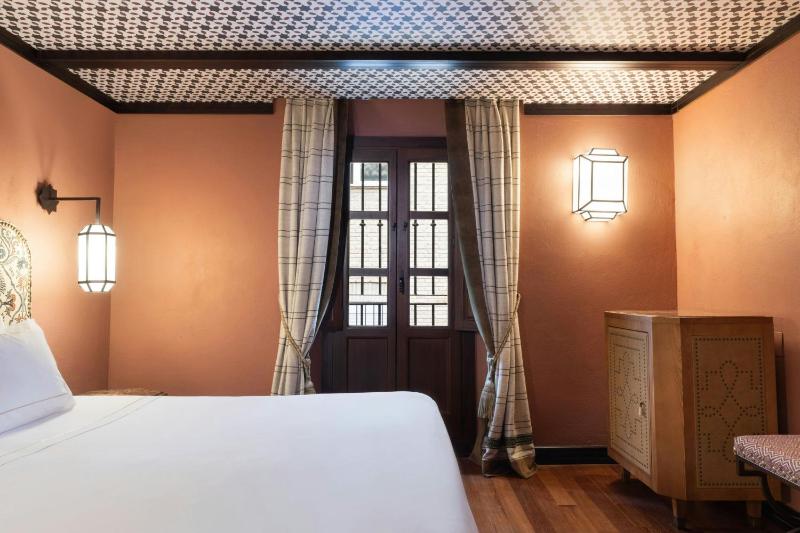 Premium Deluxe King Suite with Sofa Bed image 3