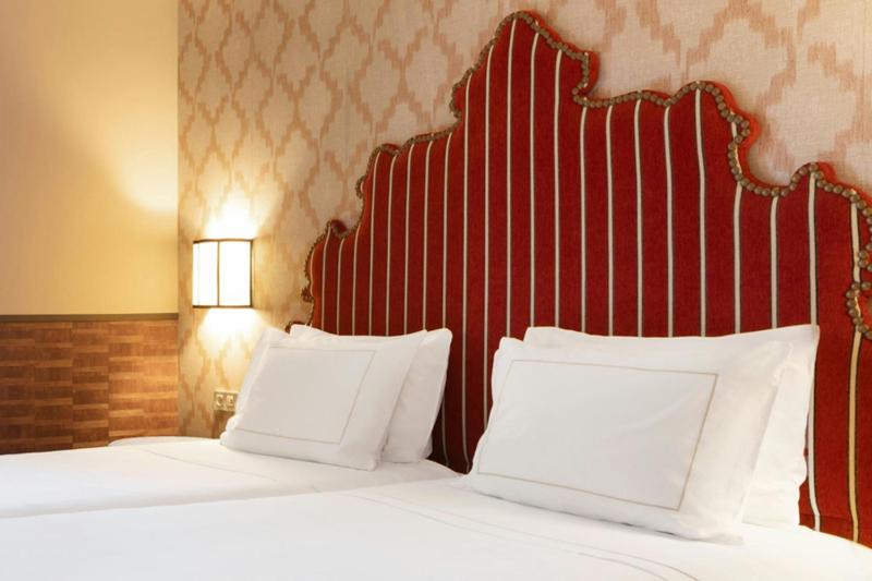 Standard Twin Room image 4