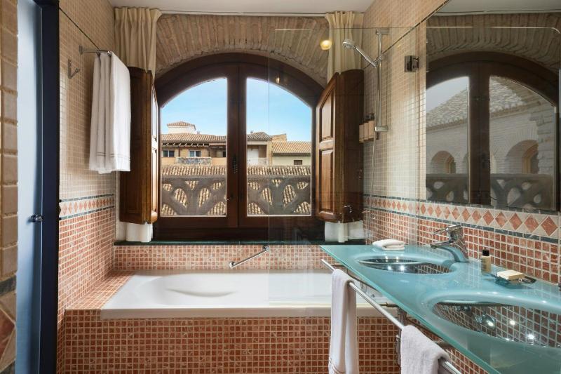 Superior Twin Room image 3