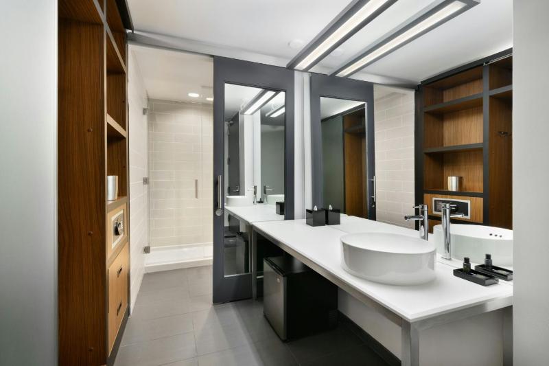 Guest room, 2 Queen, Pool view, Low floor, Poolside image 2