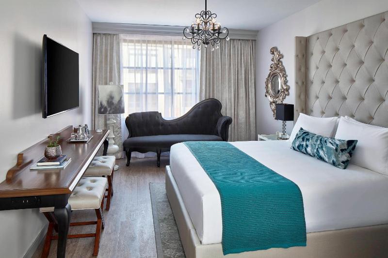 King Room with City View image 2