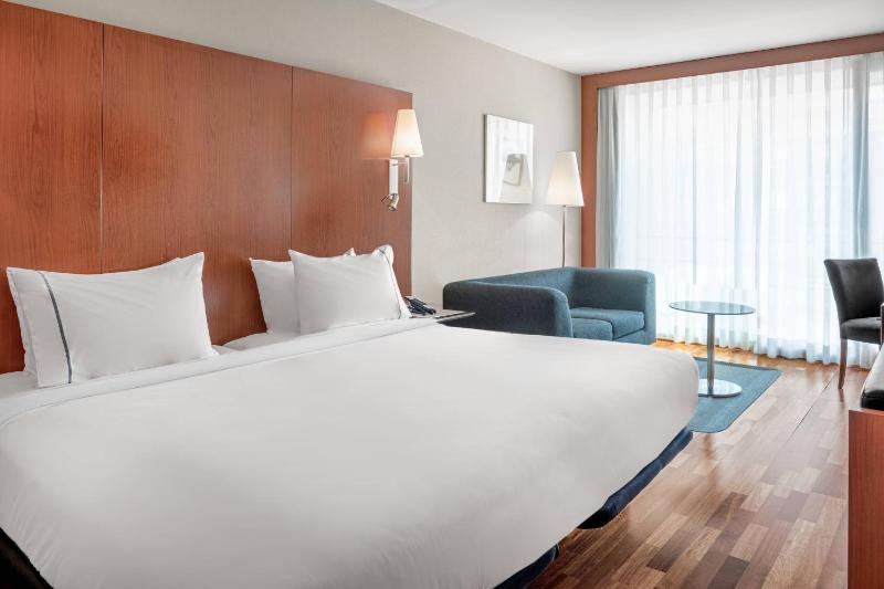 Superior King Room image 3