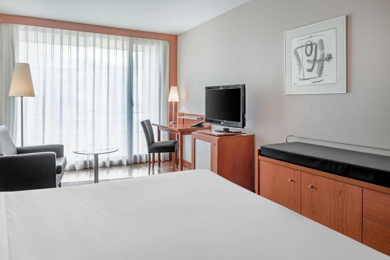 Standard King Room image 3