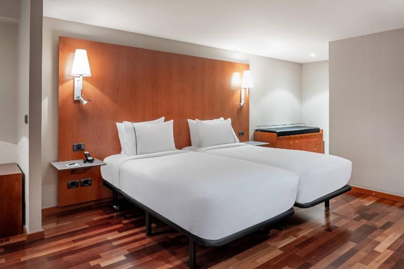 Standard Twin Room image 1