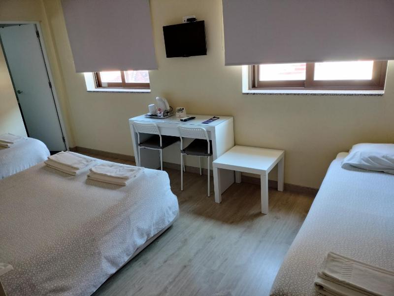 Quadruple Room with Bathroom image 4