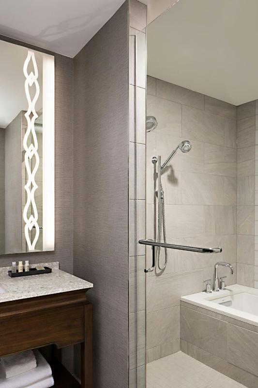 Deluxe King Room with Asian Style Bath image 2