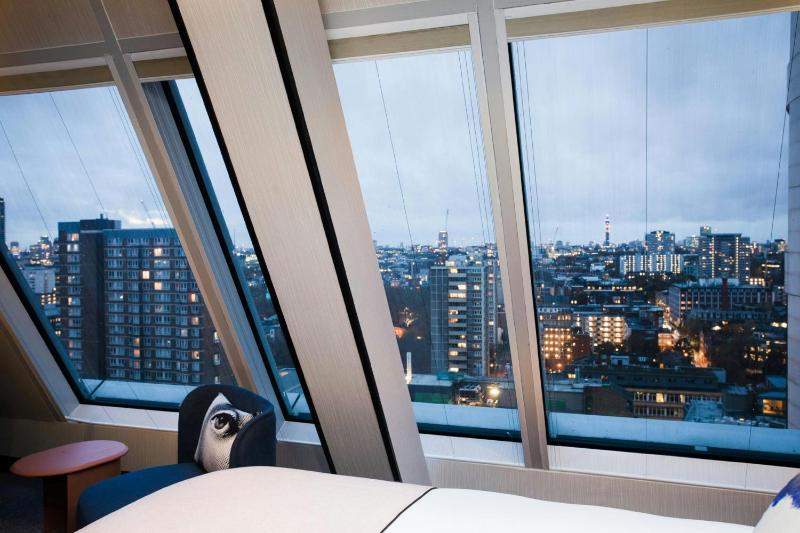 Sky High Double, Guest room, King or Queen, Skyline view image 4