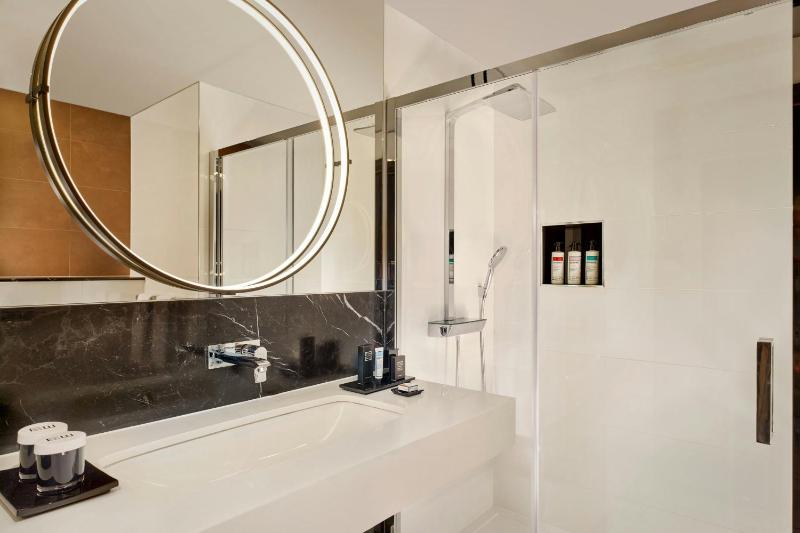 Feeling Superior, Guest room, King, City view  image 2