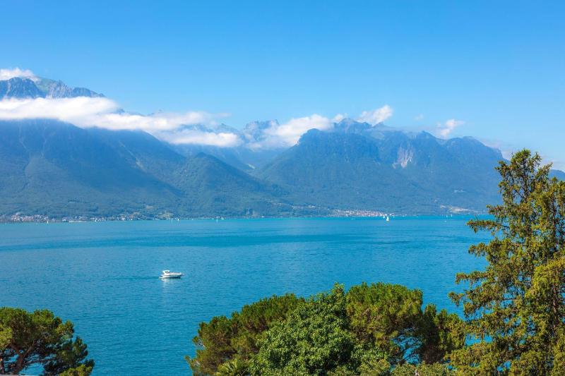 Deluxe, Guest room, 1 Queen, Lake view, Balcony image 3