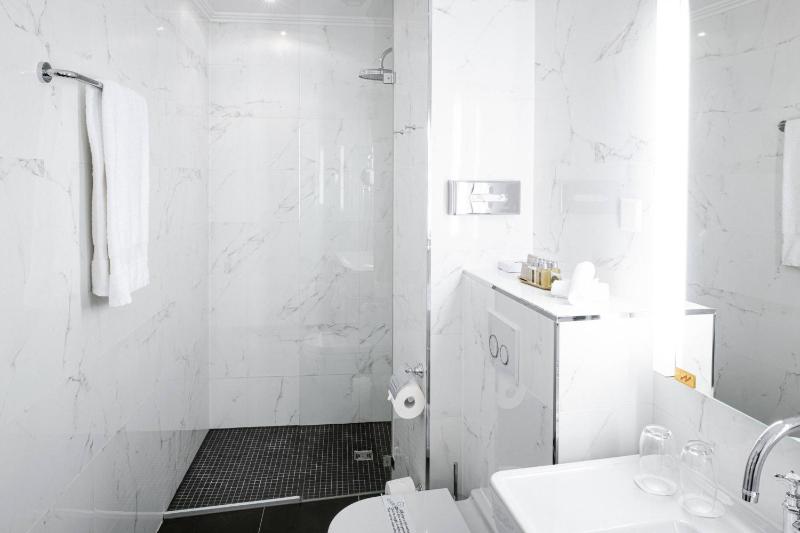 Deluxe, Guest room, 1 Queen, Lake view, Balcony image 4