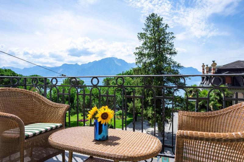 Junior Suite, 1 Queen, Lake view, Balcony image 3