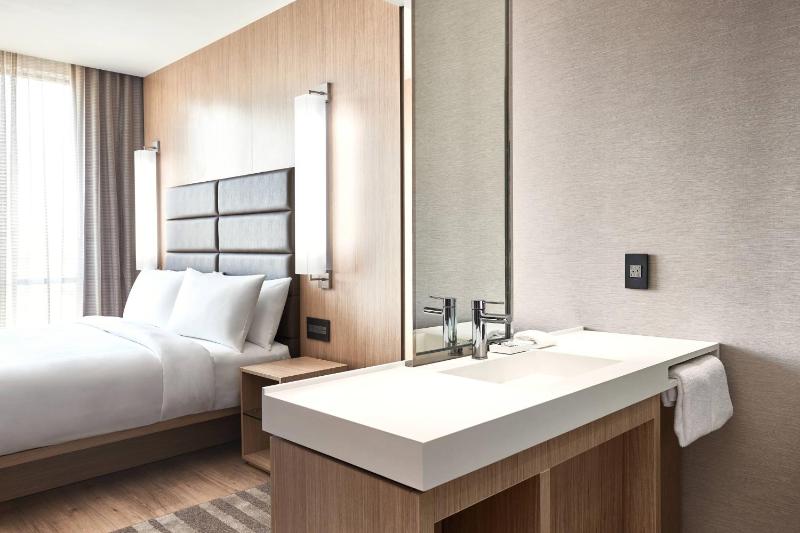 Guest Room, 1 King image 3