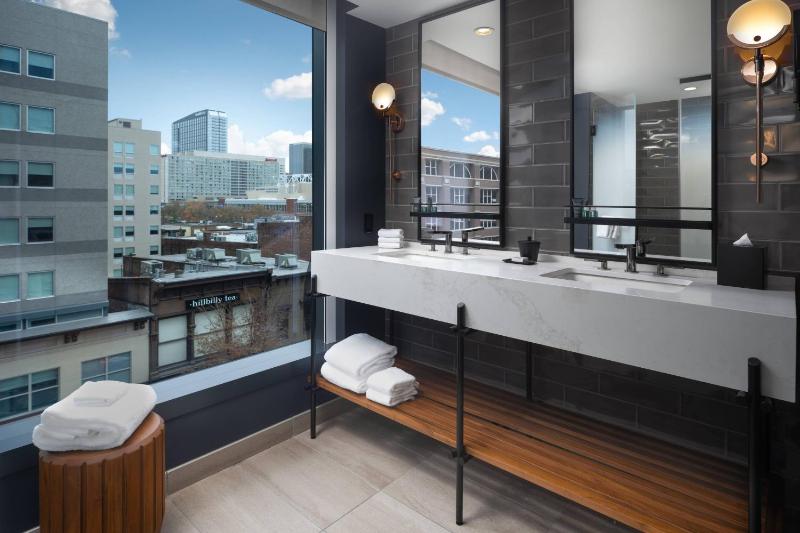 Connoisseur Suite, 1 Bedroom Suite, 1 King, City view image 2