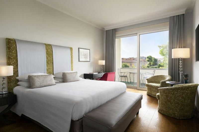 Premium, Guest room, 1 King image 3