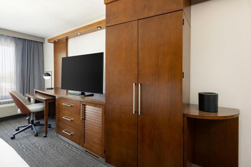 King Room with City View and Adapted Tub - Mobility and Hearing Accessible image 3