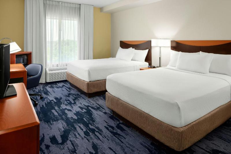 Queen Room with Two Queen Beds and Adapted Tub - Mobility and Hearing Accessible image 2
