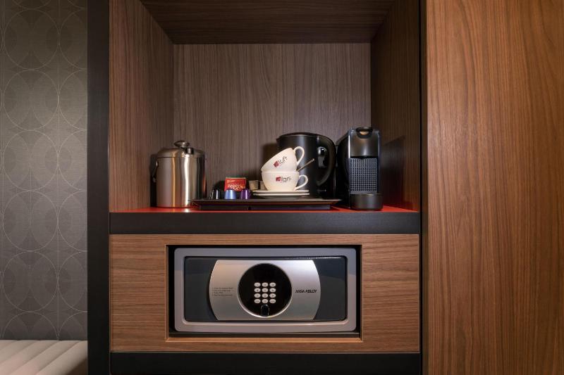 Aloft King Room image 3