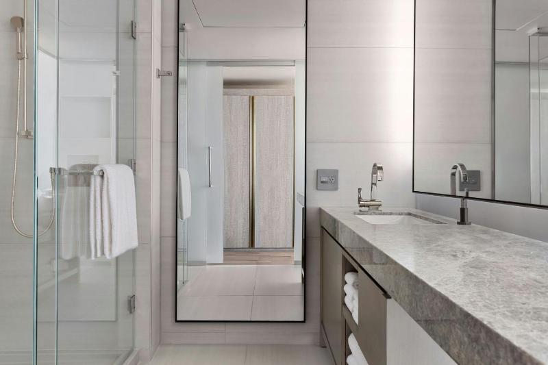 Queen Guest Room with 2 Queen Beds and Courtyard View image 2