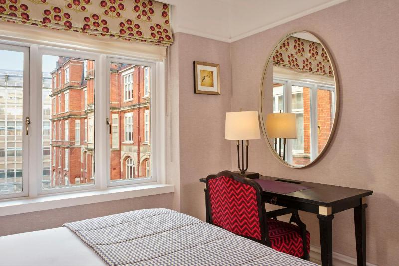 Deluxe, Guest room, 1 King image 4