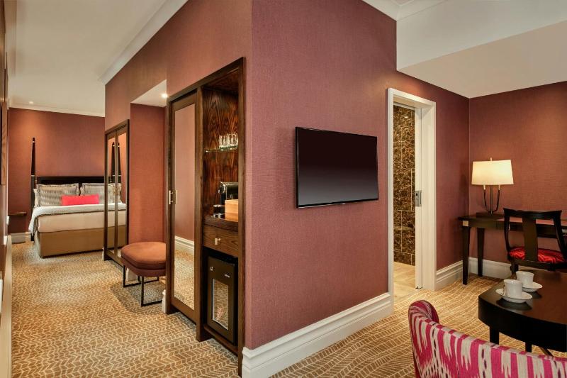 Suite, 1 King, Sofa bed image 4