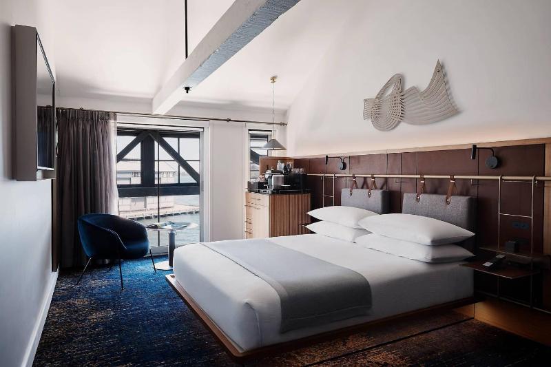 Water View King Room image 3