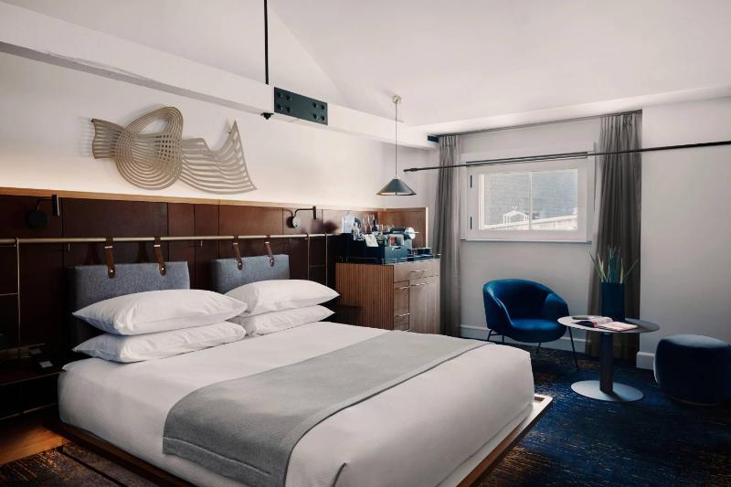 Heritage King Room image 3