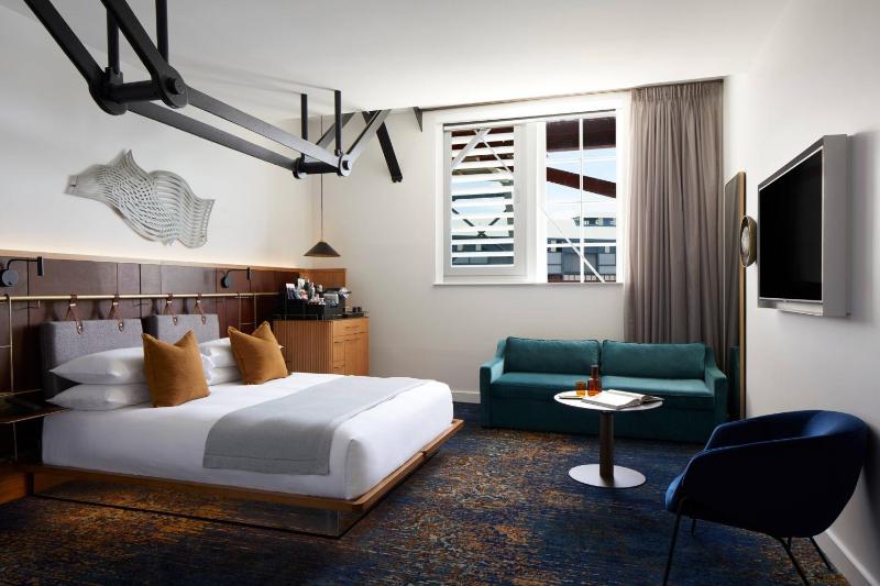 Heritage King Deluxe with Sofabed image 3
