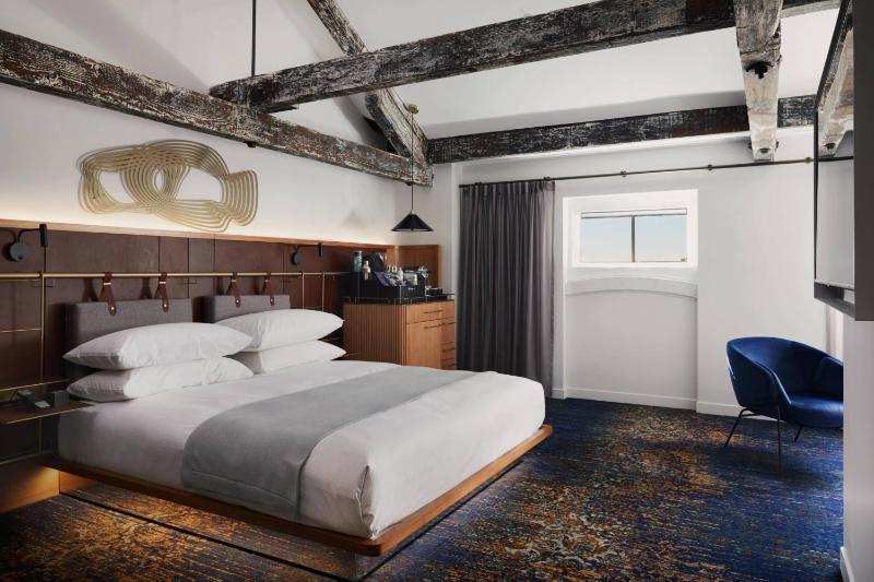 Bridge View Room image 3